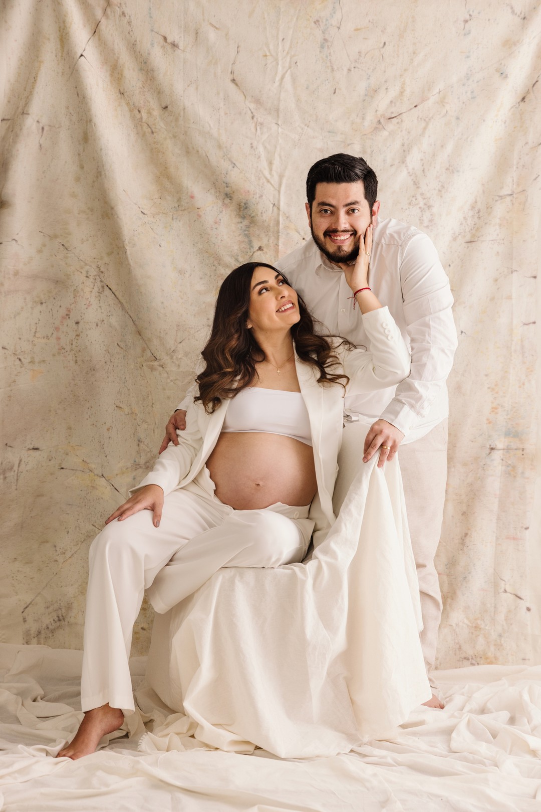 Les mostramos un poco del Backstage de una de nuestras sesiones de maternidad 🥰este hemoso momento captado en camara📸✨ #sesiondefotos #mamafeliz #embarazofeliz #MaternidadConEstilo #editorialmaternity #sesionfotografica #sesiondeembarazo #RecuerdosQueViven #DetrásDeCámaras #Backstage #FotografíaMaternidad #embarazo
