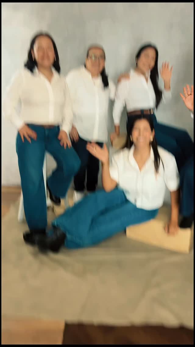 Sesión especial por el cumpleaños de Mamá. Una familia que se une para compartir una divertida experiencia en nuestro estudio fotográfico y que les dejará los más lindos recuerdos en imágenes para siempre. #sesionfamiliar #estudiofotografico #sesionhermanas #sesionfotografica #sesionmama