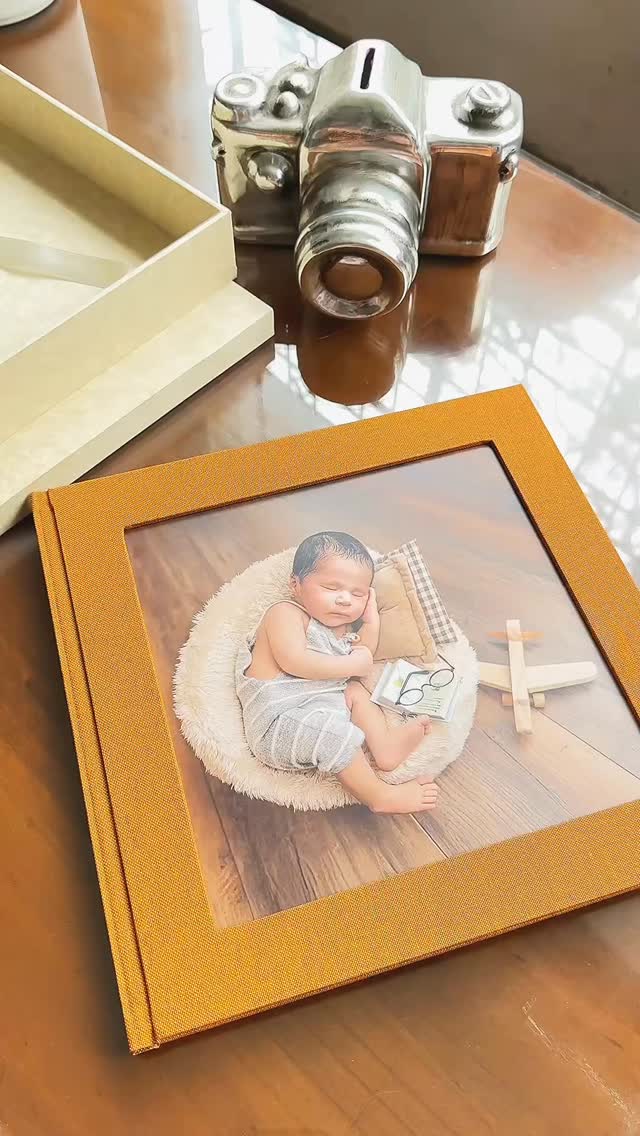 Algo que me encanta que mis clientes lleven es un álbum de fotos. Y cuando se trata de un recién nacido, siempre siento que este photobook es como su primer libro, ese donde quedan guardados sus primeros días de vida.

Este es un photobook newborn en lino, con su caja especial pensado para conservar sus recuerdos de manera elegante y atemporal.

Si estás buscando una sesión newborn, este tipo de álbum es una forma preciosa de revivir cada momento. Escríbeme para agendar tu sesión. 💛📸

#sesionnewborn #newbornlima #fotografianewborn #photobooknewborn #mamaslima #reciennacido #albumdefotos #photobook