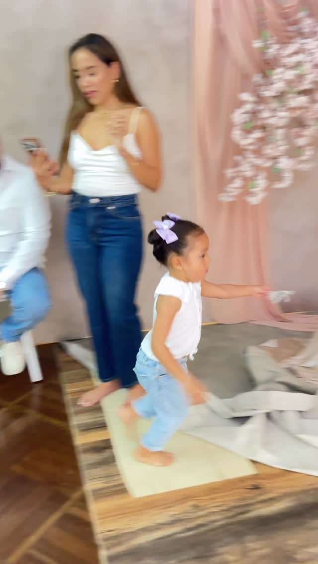 Tu galería está llena de fotos de ellos…
pero, ¿en cuántas apareces tú? 🤍

Este Día de la Madre es tu momento ✨
Un espacio para conectar, disfrutar y guardar recuerdos donde se note el amor, las miradas y todo eso que pasa tan rápido.

Ya abrimos nuestras Minis del Día de la Madre en Lima 💛

Paquetes disponibles:

✨ Pack 1
• 5 fotos editadas en alta calidad
• Hasta 3 personas
• 20 min de sesión

✨ Pack 2
• 12 fotos editadas en alta calidad
• Hasta 4 personas
• 50 min de sesión

🎨 Escenario atemporal, en tonos neutros, pensado para que tú y tu familia brillen con su propio estilo.
Además, contamos con hermosos vestidos que puedes adicionar a tu paquete ✨

Cupos limitados
Para más información, haz clic en el link del perfil o envíame un mensaje directo 🤍

#DiaDeLaMadre
#SesionDiaDeLaMadre
#VidaDeMama
#MamaPrimeriza
#SesionesLima