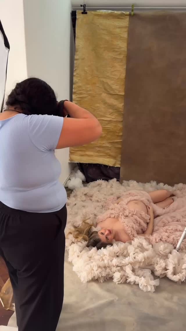 Muchas mamás llegan a su sesión pensando que no saben posar, que no se sienten especialmente fotogénicas o que el embarazo ha cambiado demasiado su cuerpo.

Y luego ocurre esto.

Con una buena dirección, una experiencia pensada para que te sientas cómoda y fotografías que resaltan tu esencia, descubres una versión de ti que merece ser recordada.

Cada sesión de embarazo está diseñada para crear imágenes elegantes, naturales y atemporales, para que dentro de unos años puedas volver a este momento tan importante de tu vida.

Si estás buscando una sesión de embarazo en Lima, una sesión maternity con estilo sofisticado o una fotógrafa de embarazo que te acompañe durante todo el proceso, estaré encantada de ayudarte.

📍 Lima, Perú

Junio y julio con fechas limitadas.

Si te gustaría recibir información, envíame un DM con la palabra “MATERNITY” o WhatsApp al 994641163 y te comparto todos los detalles. #milagrosayala #treslucesfotografia #maternity  #sesionfotografica