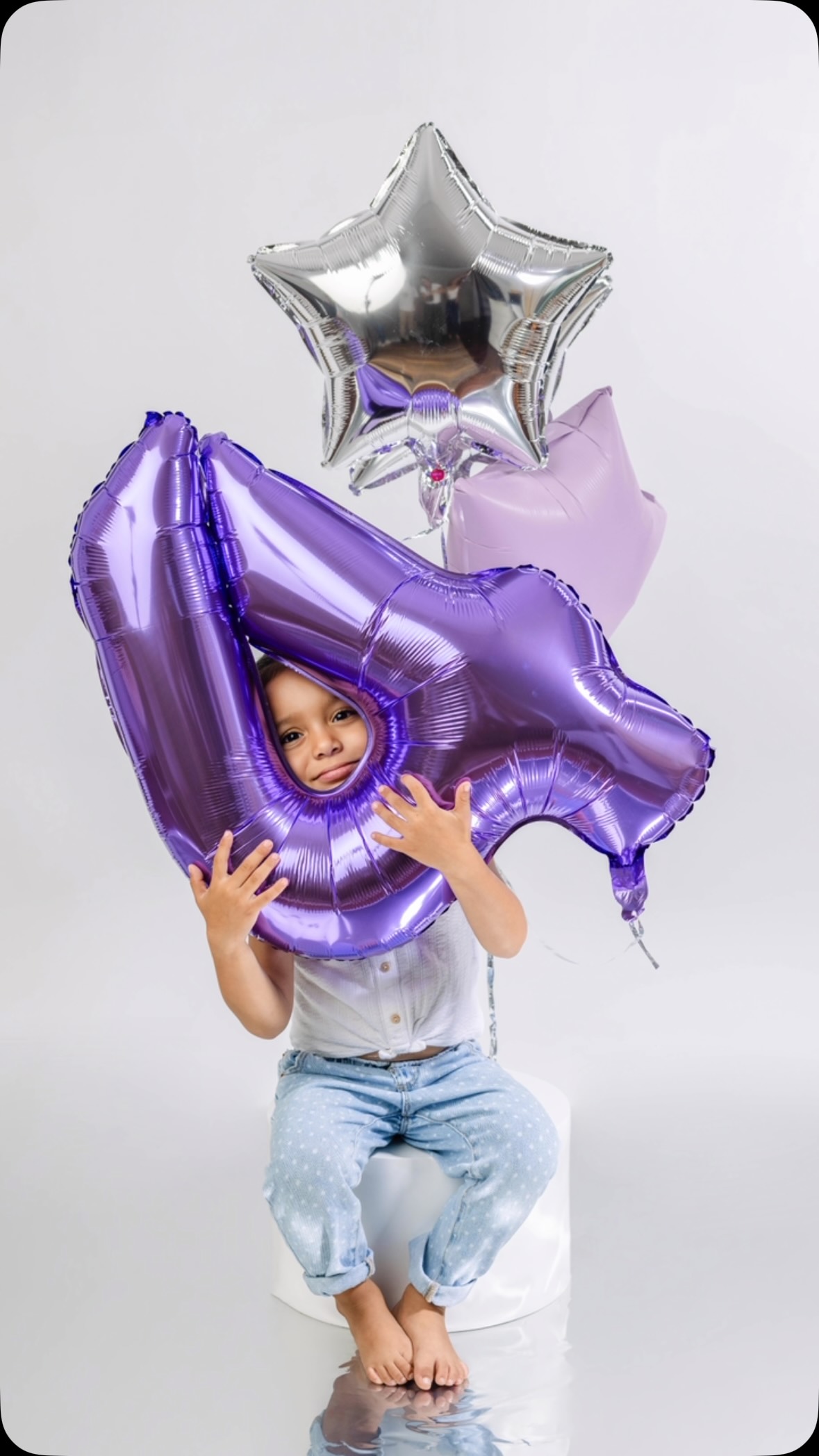 ✨ Detrás de cámaras de una sesión de 4 años ✨

Aquí no todo es poses perfectas… a veces es seguir el ritmo de la risa, las bromas y la energía de una niña de 4 años 💛📸

Jugamos, improvisamos, nos adaptamos a su mundo… y entre globos y torta, van naciendo fotos reales, espontáneas y llenas de vida.

Lia nos acompaña desde la pancita de mamá, su newborn y cada año en su cumpleaños… verla crecer así, con su personalidad intacta, es lo más bonito de esta historia 🥹

📍 Sesión infantil en estudio | San Isidro - Lima

Fotografía de cumpleaños infantil

Behind the scenes

#SesionInfantil #FotosDeCumpleaños #FotografiaInfantil #SesionDe4Años #EstudioFotograficoLima