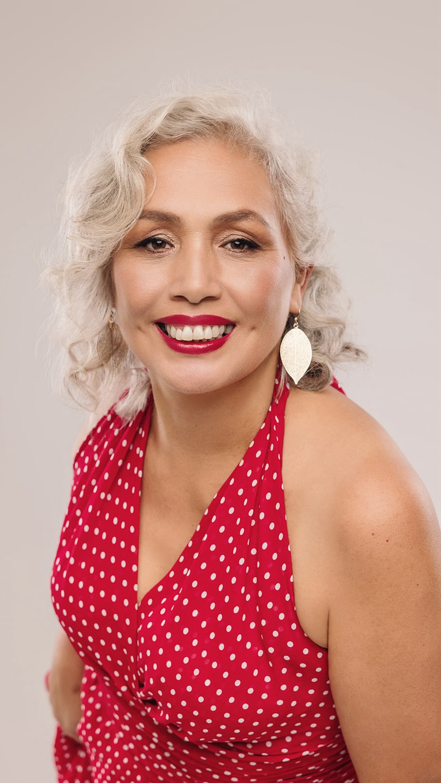 A veces creemos que hay que saber posar para hacer una sesión de fotos.

La verdad es que no. 🤍

Esta fue su primera sesión y, como les pasa a muchas mujeres, al inicio llegó un poquito nerviosa.

Pero fue bonito verla relajarse poco a poco, ganar confianza y disfrutar el momento.

El vestido rojo sacó su lado más divertido, el blanco resaltó la elegancia de su hermoso cabello plateado y el último look mostró toda la fuerza y personalidad que llevaba dentro.

Y había un detalle más: ese día era su cumpleaños. 🎂

Qué mejor manera de celebrarlo que regalándote una experiencia para recordarte lo hermosa que eres.

Gracias por confiar en nosotras y por permitirnos acompañarte en un día tan especial. ❤️

¿Cuál de los tres looks fue tu favorito? 👇

Maquillaje y cabello: @jenny_uzuriaga_maquilladora 
#FotografíaFemenina #RetratosFemeninos #Cumpleaños50 #RetratoEditorial #SesiónDeCumpleaños