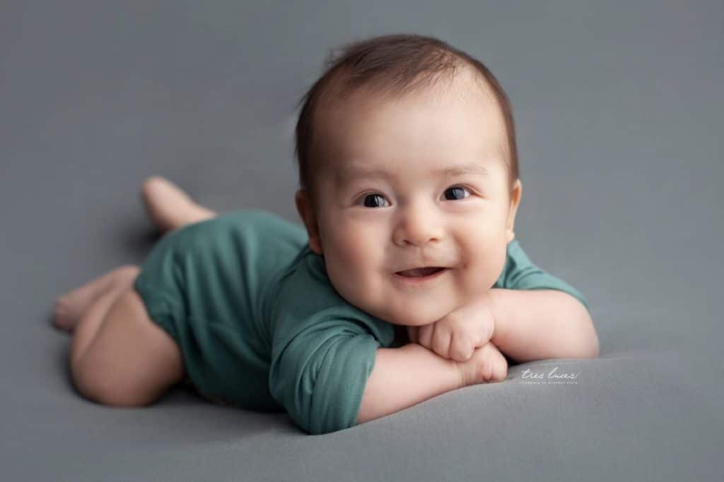 Sesion de fotos de bebé sonriente de tres meses