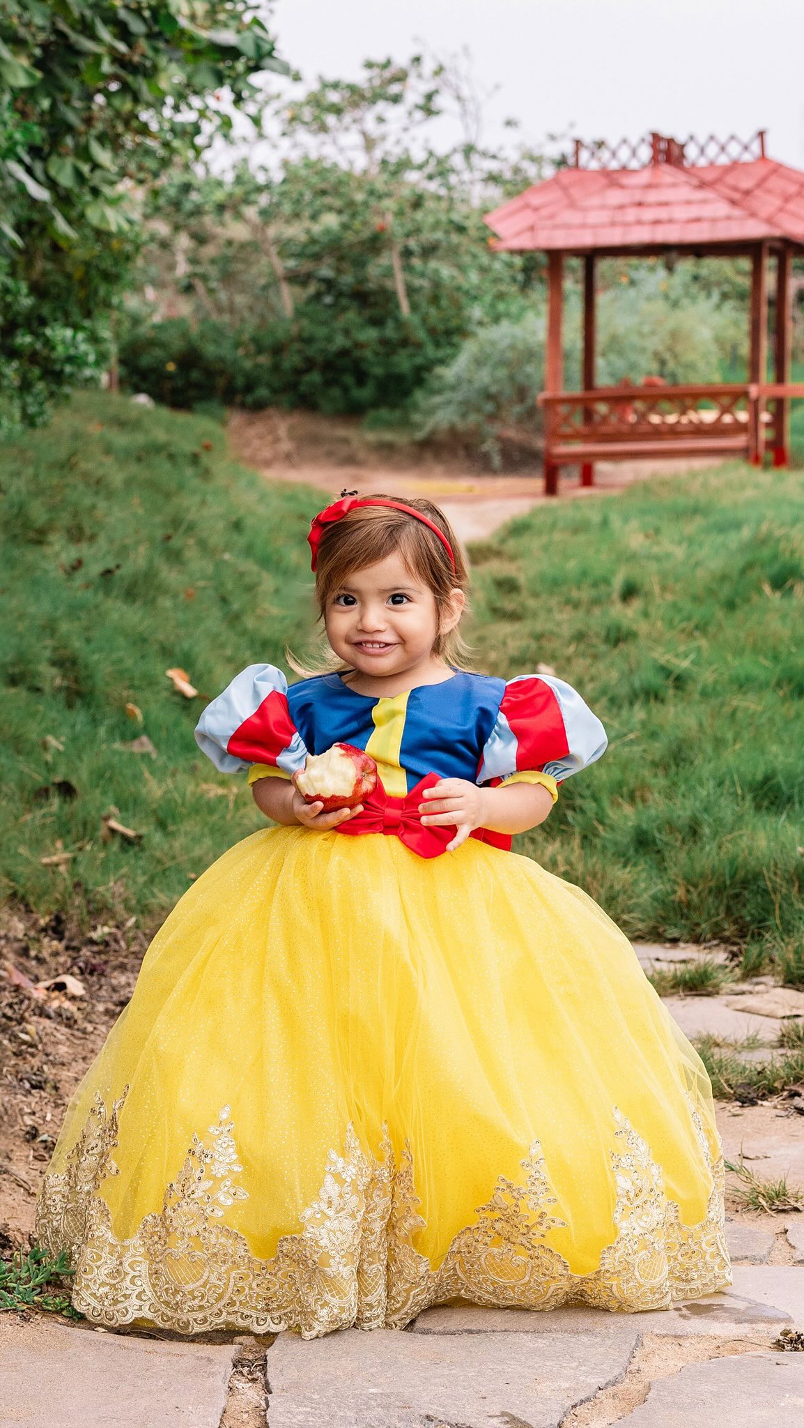 El año pasado en su primera sesión fotográfica conmigo fuimos al campo a jugar a ser Blanca Nieves.

Este año, ya con su hermanito de 6 meses al lado, su mami quiso que hagamos la sesión en un ambiente más controlado y cómodo. Pero como la temática ahora era de Hadas, esta vez trajimos el País de Nunca Jamás al estudio 😅

Desde la concepción de esta temática ya significaba un desafío grande, pero aceptamos el reto y hasta nos dio para poner un riachuelo 🤭

¡¡Feliz Sesión de 3 Añitos!! #smashcakesession  #3añitos