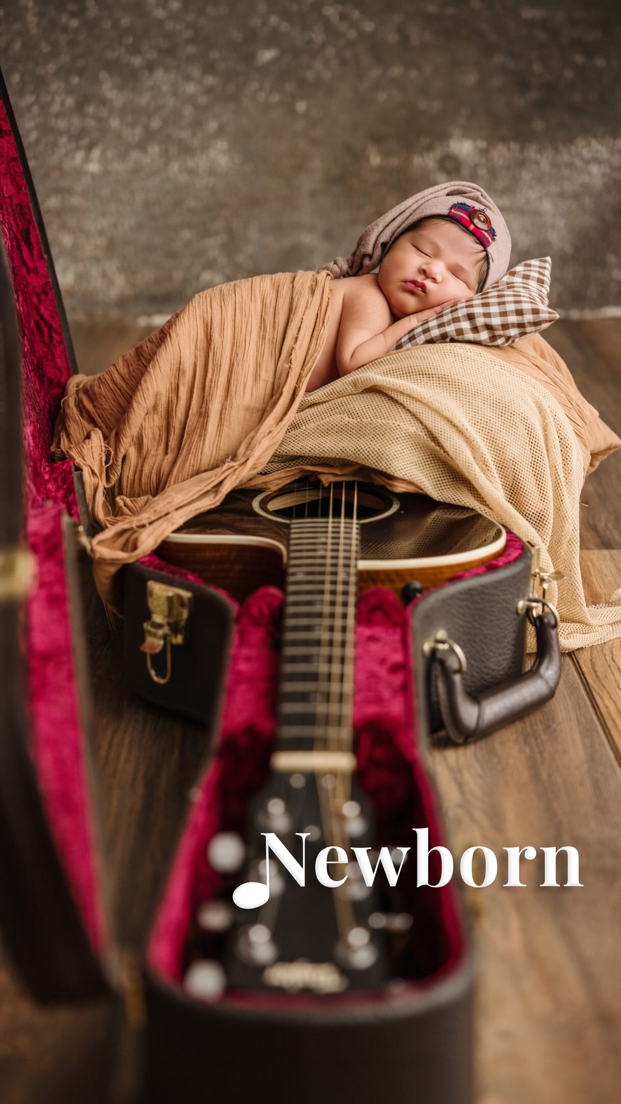 ¿Se pueden hacer fotos personalizadas en una sesión newborn?
¡Claro que sí!

Jean Pierre trajo su guitarra porque quería que formara parte de uno de los primeros recuerdos de su bebé.
Nos encantan esas ideas que hacen que cada sesión sea única.
¿Qué objeto llevarías tú?
📍Sesiones newborn en Lima.

#treslucesfotografia #milagrosayala #sesionnewborn #newbornguitarra