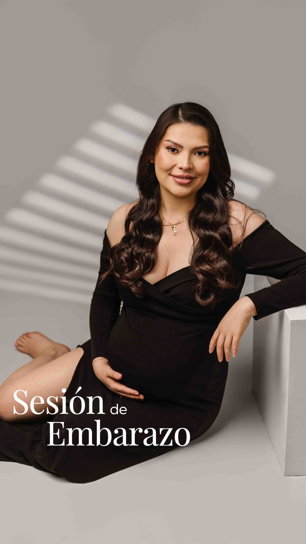 ¿Sueñas con una sesión de fotos de embarazo que se sienta elegante, poderosa y auténticamente tú?
Nos esmeramos para que vivas una experiencia especial y te sientas hermosa, segura y completamente acompañada. Te guiamos en cada pose para crear retratos elegantes y atemporales que atesorarás toda la vida.
Ya sea que estés esperando a tu primer bebé o al último, este momento merece mucho más que unas cuantas fotos con el celular. El embarazo pasa muy rápido… pero unas hermosas fotografías te permitirán volver a este capítulo una y otra vez.
Atendemos a futuras mamás de Lima en nuestro estudio ubicado en San Isidro.
El mejor momento para reservar tu sesión es entre las semanas 18 y 26 de embarazo. El mejor momento para fotografiar tu pancita es entre las semanas 28 y 32.
✨ Estudio especializado en fotografía de embarazo en Lima. ✨ Dirección de poses durante toda la sesión. ✨ Vestuario exclusivo disponible en el estudio. ✨ Retratos editoriales y atemporales para mamás 

WhatsApp: +51994641163
www.tresluces.pe