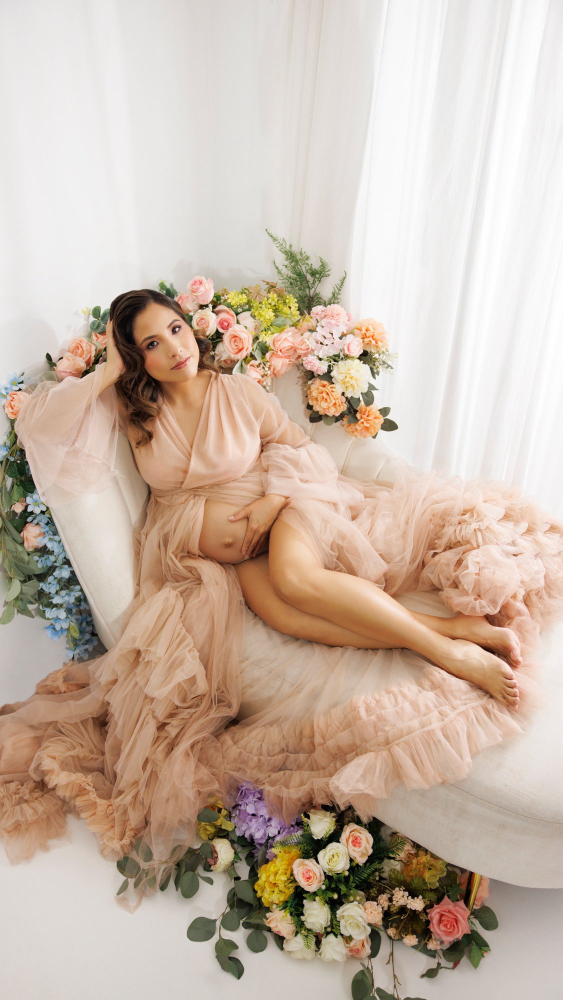 ✨ Un pequeño vistazo a lo que es vivir la experiencia Tres Luces Fotografía.
Gracias a Diana, artista de la belleza, por confiar nuevamente en nuestras propuestas para retratar un momento tan especial.
Diana, estás en una etapa maravillosa 💖.
¿Y tú? ¿Ya estás lista para vivir tu propia experiencia en Tres Luces Fotografía?
Peinado: @adelamakeup.hair
Maquillaje: @abrakadabramakeupbydi
#MiniVlog #BehindTheScenes #SesiónDeFotos #sesionmaternidad #sesionembarazo #editorialmaternity