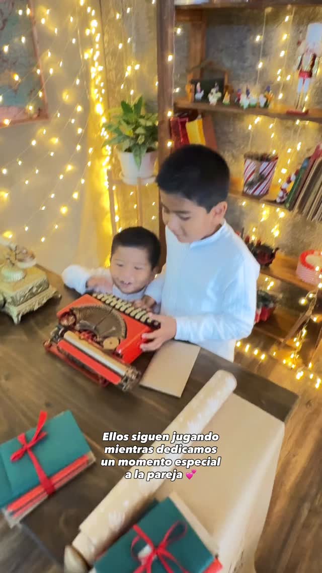 Un momento especial para la pareja en nuestras minis navideñas. Crees que vale la pena? O piensas que todo debe ser alrededor de los niños únicamente?#sesionnavideña