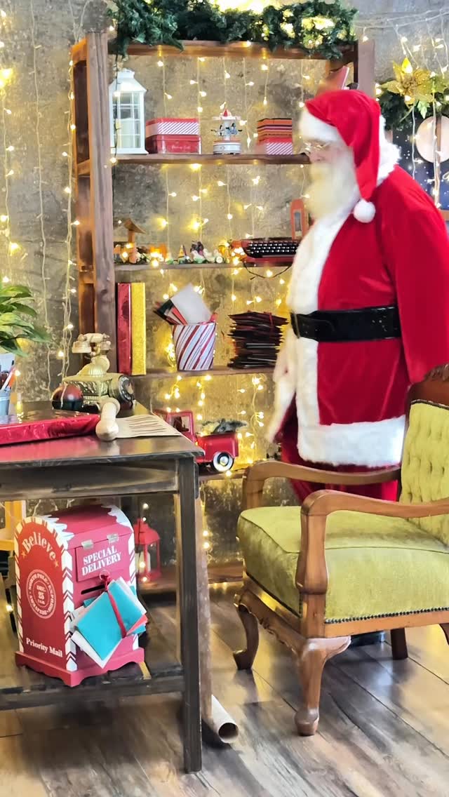 📞🎅 Santa ya está en su oficina… ¡y sí atiende llamadas!
Este año lo encontrarás en La Oficina de Santa, uno de nuestros tres escenarios navideños ✨
Un espacio mágico para que tus hijos vivan la experiencia completa: conversar, reír y tomarse fotos con él mientras crean recuerdos únicos 🎁

📸 Agenda tu sesión navideña en 👉 www.tresluces.pe

📍 Estudio fotográfico en San Isidro, Lima

#NavidadEnLima #SesionesNavideñas #SantaEnTresLuces #FotografíaNavideña #FotosDeNavidad #EstudioFotográficoLima #NavidadConSanta #TresLucesFotografía