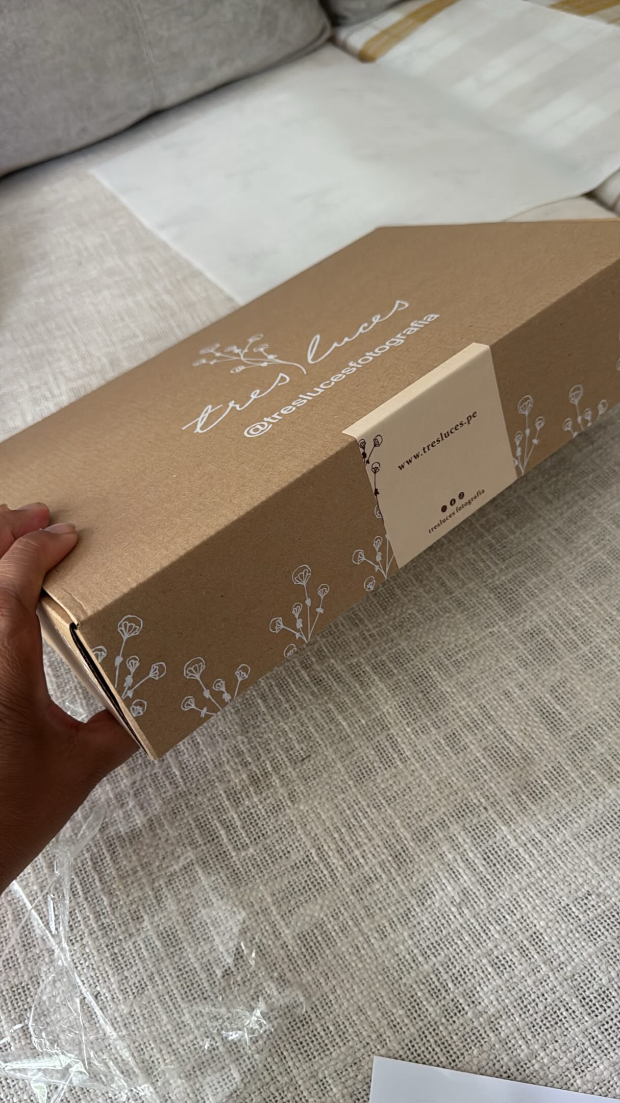 Confesión: empacar cada entrega es una de mis partes favoritas del proceso. 🤍

Después de la sesión, la selección y el retoque, llega el momento de preparar esta caja que muy pronto llegará a las manos de una familia.

Y aunque por fuera parezca solo un paquete, por dentro viajan abrazos, sonrisas, una espera llena de ilusión o los primeros días de un bebé.

Hay momentos que pasan muy rápido… pero los recuerdos pueden durar para siempre. ✨

Gracias por confiarme los momentos más importantes de sus vidas. Es un privilegio convertirlos en un legado.

📍San Isidro, Lima.

#FotografiaLima #SesionNewborn #SesionMaternidad #FotosImpresas #FotografiaFamiliar
